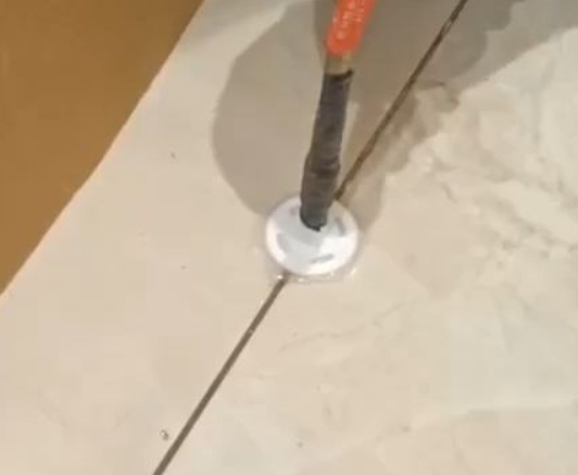 咸丰瓷砖空鼓维修公司专业解答瓷砖在铺贴过程中，如果没有涂抹均匀到位的粘结材料（如水泥砂浆或瓷砖胶），可能会导致以下问题