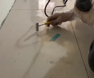 咸丰瓷砖开裂维修公司专业分享瓷砖在铺贴前如果没有沥干水分，将会导致以下问题